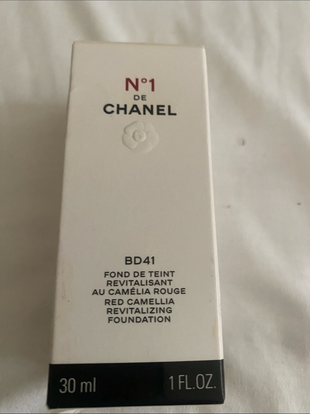 CHANEL N°1 Red Camellia Revitalizing Foundation BD41 - Red